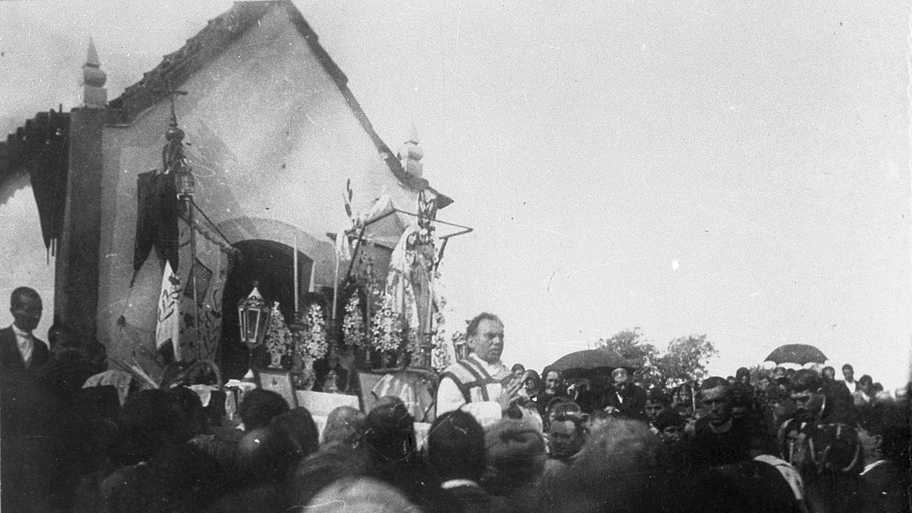 Neste dia, em 1921, era celebrada a primeira Missa na Capelinha das Aparições de Fátima