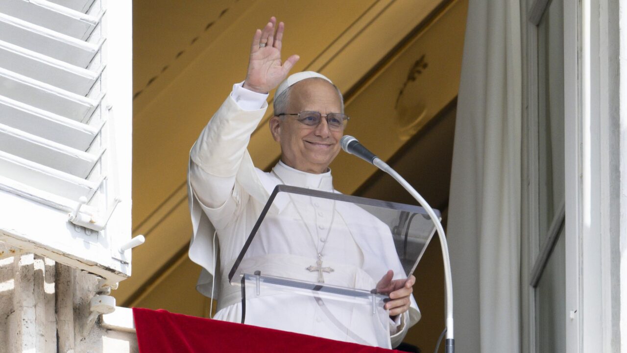 Neste dia, em 1954, o papa começou a rezar o Ângelus aos domingos para todo o mundo