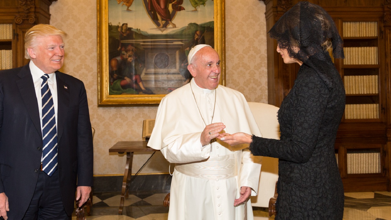 Neste dia, em 2017, o Presidente dos EUA Donald Trump iniciava uma vista estatal ao Vaticano