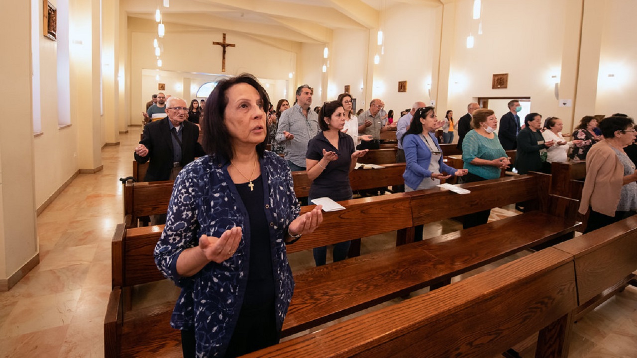 Como é que os fiéis devem colocar as mãos durante a oração do Pai-Nosso na Missa?