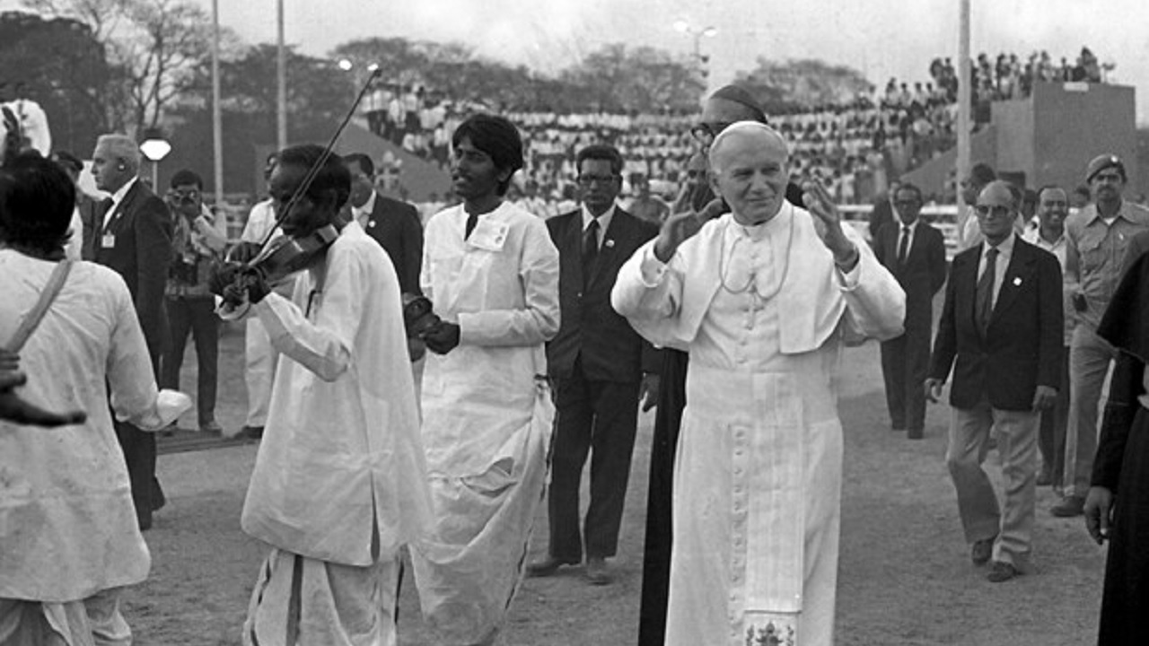 Neste dia, em 1986, o Papa João Paulo II visitava a Índia onde se encontraria com Madre Teresa de Calcutá