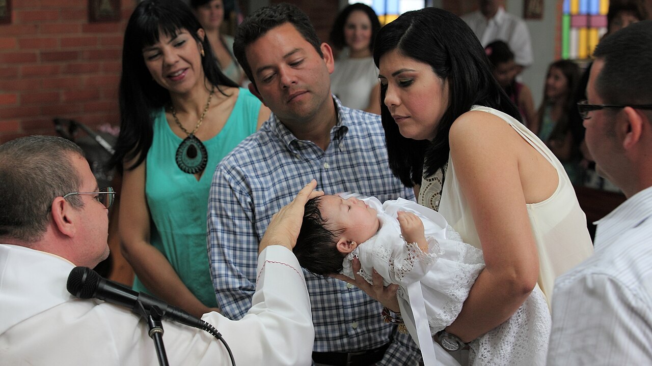 Os pais têm de ser casados pela Igreja para batizar um filho?