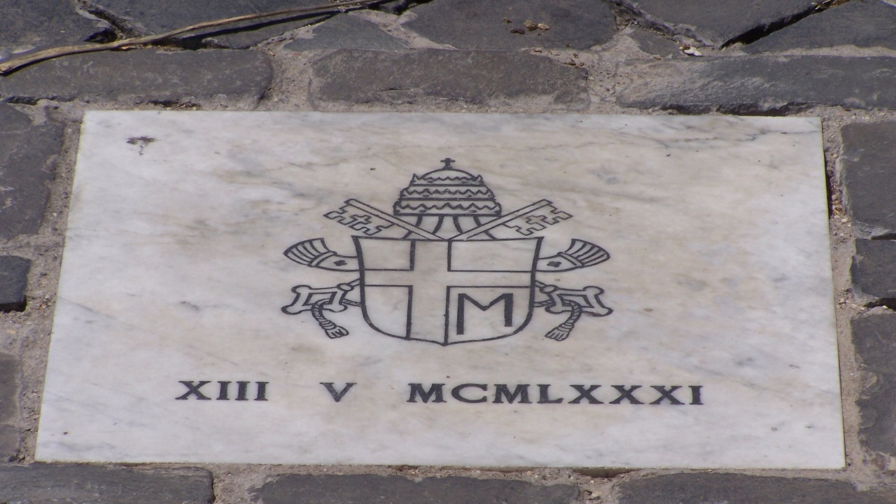 Neste dia, em 2006, era inaugurada no Vaticano uma placa no local exato do atentado contra o Papa João Paulo II